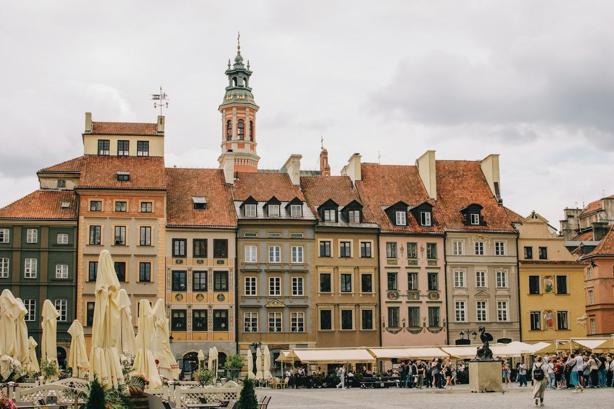 Kolorowe kamienice na rynku polskiego miasta